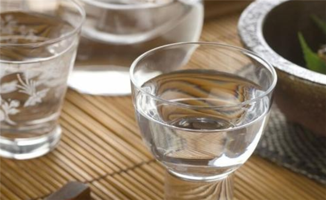 喝白酒的小技巧：白酒怎么喝不辣喉嚨？