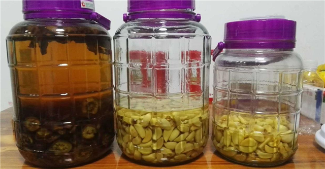 蒜頭泡酒的功效：細數蒜頭和酒的功效