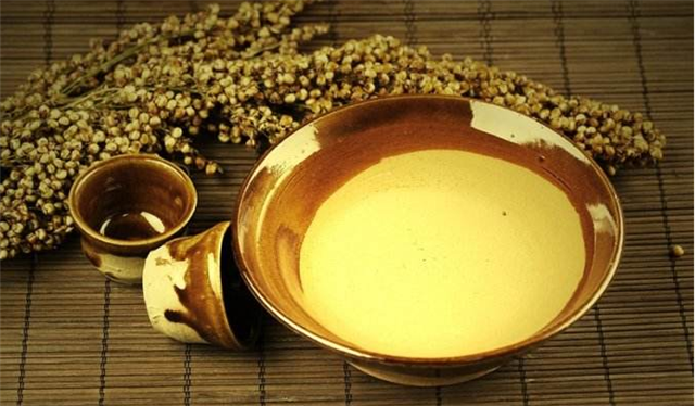 白酒和黃酒哪個(gè)去濕氣？相比之下，黃酒去濕氣更好。