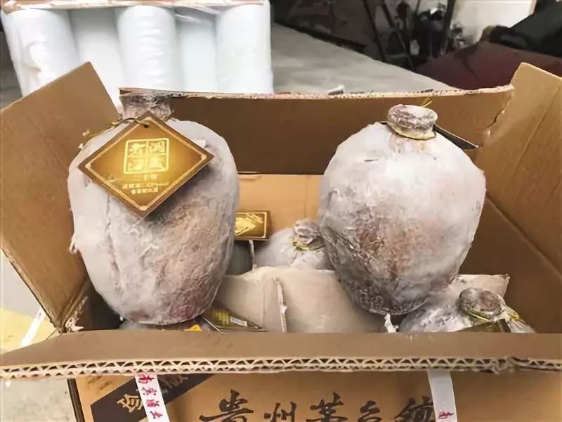 茅臺(tái)鎮(zhèn)洞藏酒：記者暗訪，網(wǎng)絡(luò)上網(wǎng)紅售賣“茅臺(tái)鎮(zhèn)洞藏酒”是爛酒！酒體只要1塊錢！