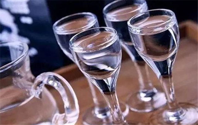 白酒燒胃疼怎么辦？禁止吃止疼藥，要養(yǎng)胃解酒！