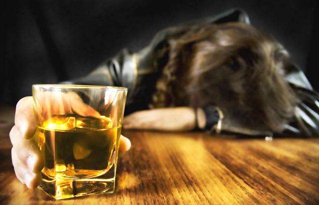 喝多了喝什么飲料解酒？喝牛奶緩解酒精吸收。