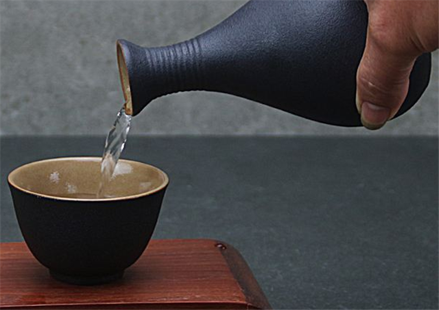 睡前喝一口白酒好嗎？不馬上睡覺(jué)就沒(méi)事