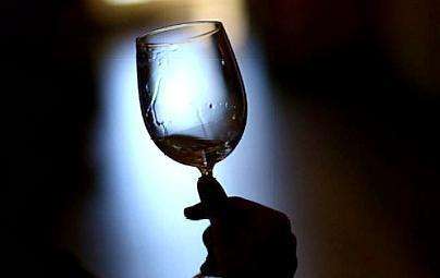 為什么要搖晃紅酒杯？正確的搖晃紅酒杯的方法