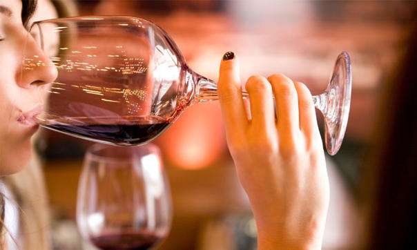 紅酒的喝法，紅酒的醒酒、持杯、品酒禮儀