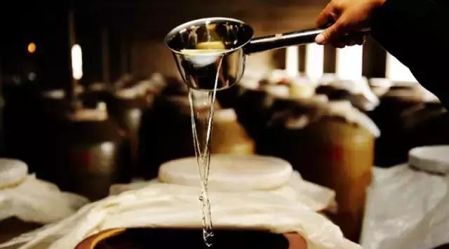 為什么白酒要勾兌？勾兌酒與釀造酒的區(qū)別