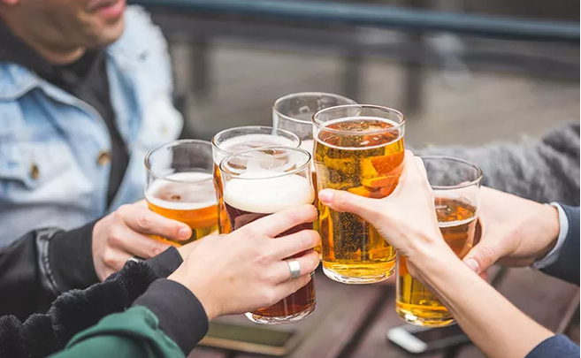 聚會喝啤酒還是白酒？注意：4瓶啤酒等于一杯白酒