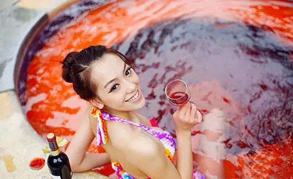 紅酒泡澡有什么功效？紅酒泡澡的正確使用方法是什么？