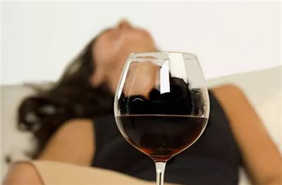 自制紅酒喝了頭疼是怎么回事？如何避免和紅酒頭疼。