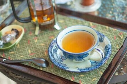 紅茶與紅酒功效是什么？紅茶與紅酒搭配功效互補。