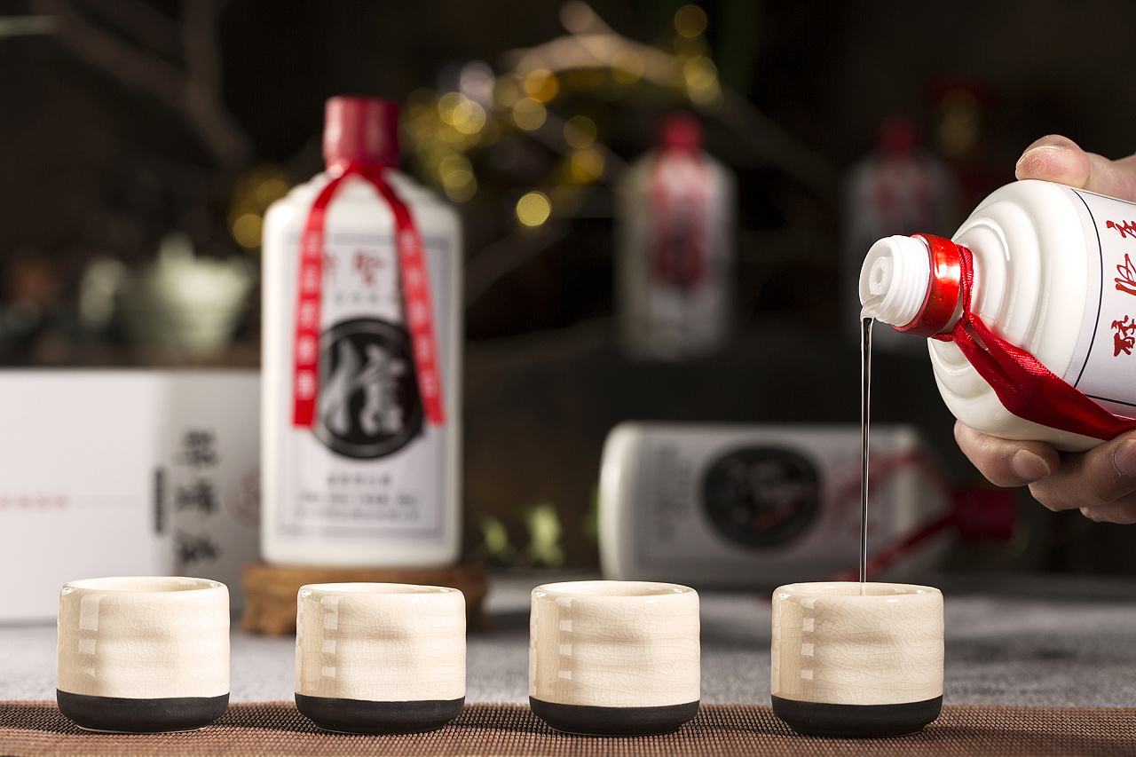 白酒什么時(shí)間喝對(duì)身體好？一天中喝白酒的最佳時(shí)間段