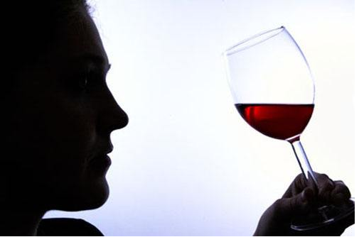 喝紅酒前為啥要“搖晃酒杯”？這不是“裝”著玩的