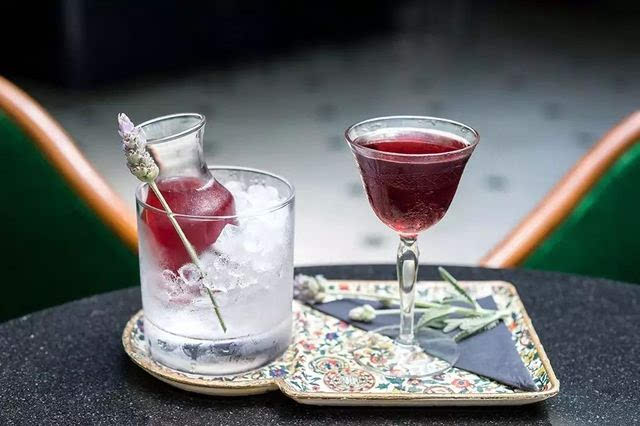 雞尾酒怎么搖出泡沫，調(diào)雞尾酒為什么還要猛烈搖晃？