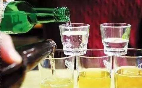 是喝啤酒容易醉還是喝白酒容易醉？這其實取決于人的心境