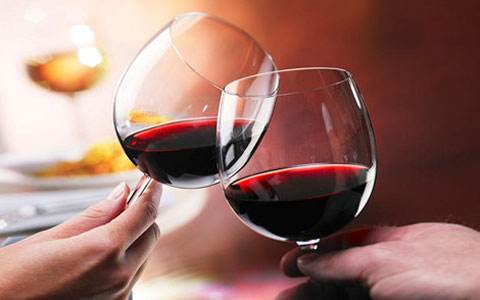 紅酒的正確飲用步驟是什么？如何描述紅酒的口感？
