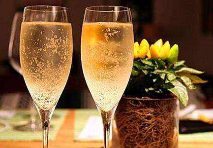 起泡酒和紅酒的區(qū)別是什么？起泡酒是紅酒的一種