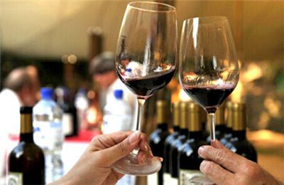 怎么持紅酒杯？喝紅酒怎么碰杯？
