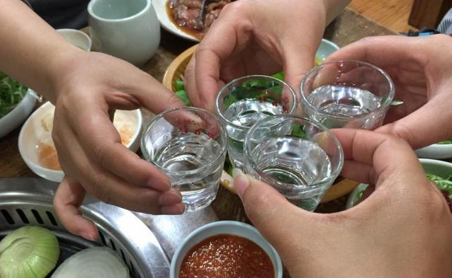 喝酒臉白是怎么回事？趕緊來(lái)看看醫(yī)生怎么說(shuō)