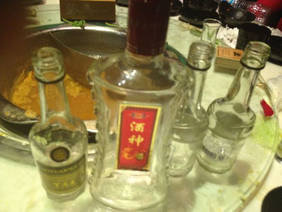 喝完白酒再喝啤酒有什么危害？啤酒跟白酒哪個危害大？