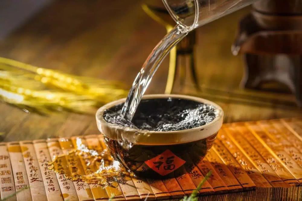 經(jīng)常喝啤酒和白酒的區(qū)別是什么？白酒和啤酒哪個喝了對身體好？