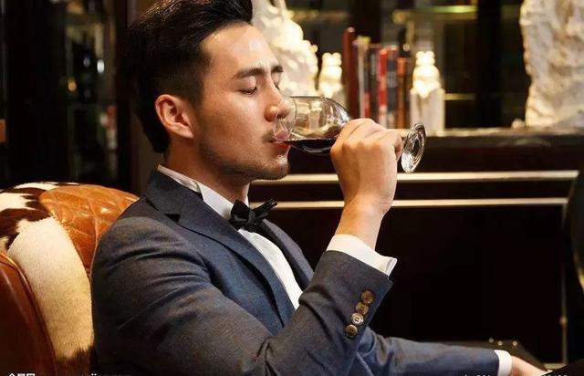長期睡前喝紅酒的壞處是什么？晚上什么時間喝紅酒最好？