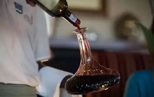 紅酒換瓶是什么意思？紅酒為什么要換瓶醒酒？