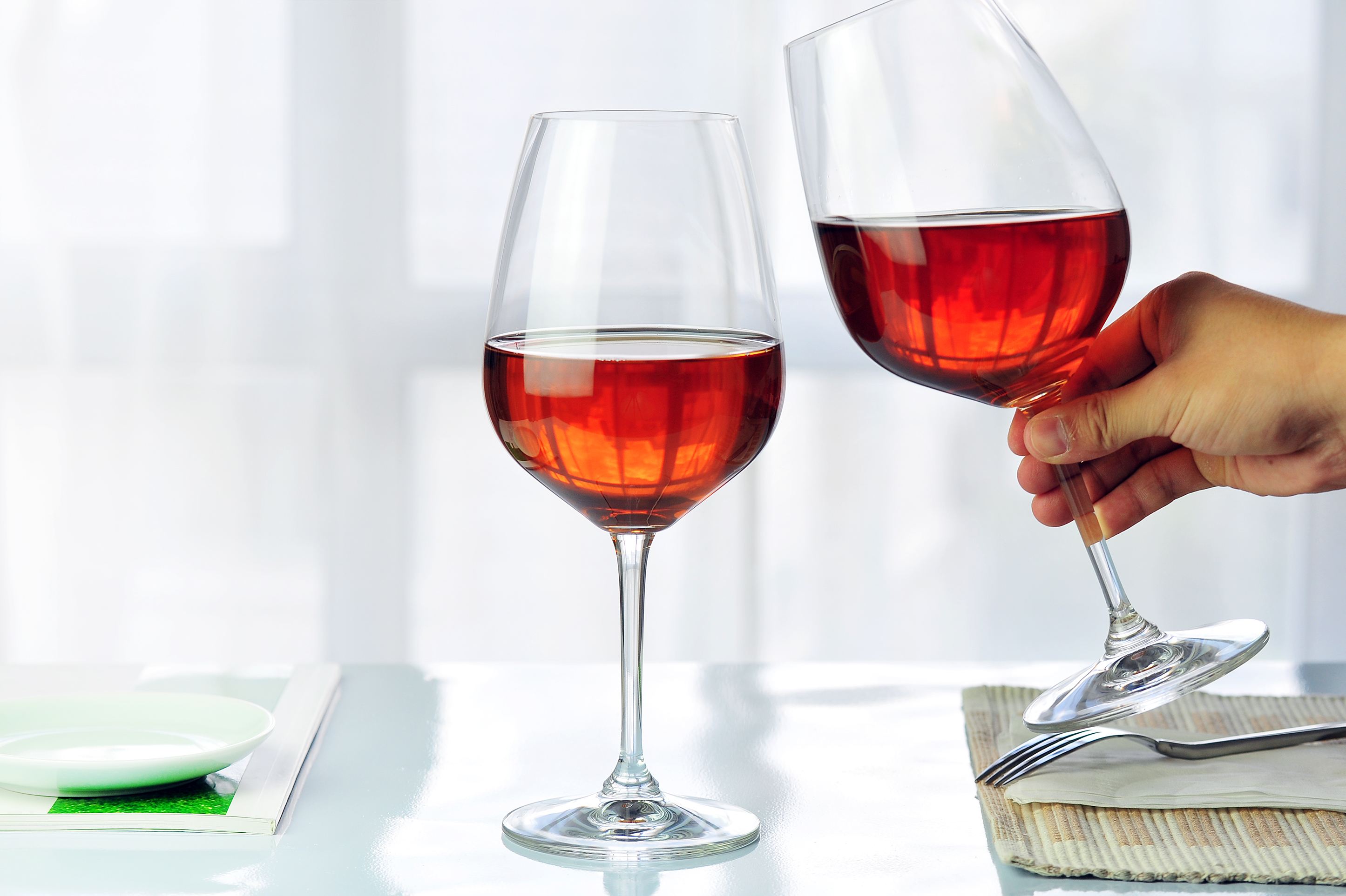 紅酒為什么要用高腳杯？正確拿紅酒杯的姿勢(shì)是什么？