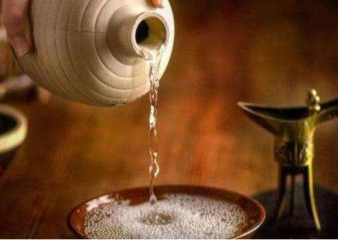 白酒可以加熱喝嗎？喝白酒先燙后飲對(duì)人體有益。