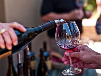 怎么品紅酒？從紅酒的顏色、氣味、口感品鑒葡萄酒