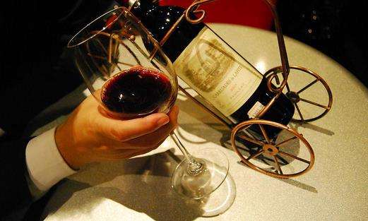 喝完紅酒不能吃什么？喝紅酒不能吃榴蓮、柿子等