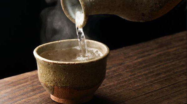 白酒能冰著喝嗎？建議最好溫熱飲用