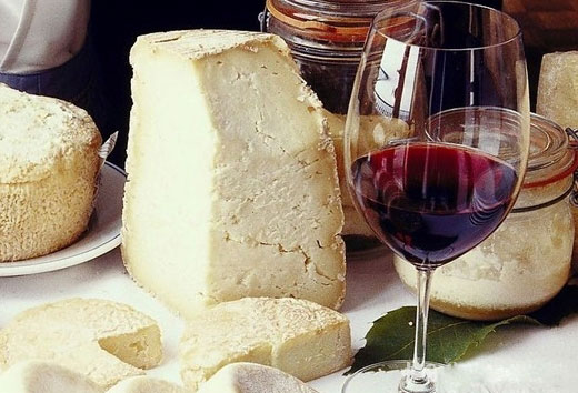 什么紅酒配奶酪最好？選擇"濃配濃，淡配淡"的原則。