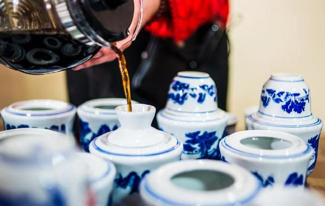 即墨老酒怎么喝？配大閘蟹最佳