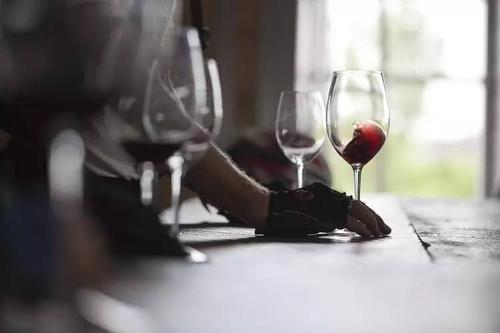 紅酒為什么要搖？怎樣正確的搖酒杯？