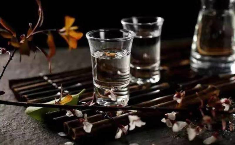 花甲能和白酒一起吃嗎？最好不要同食會(huì)引發(fā)身體不適