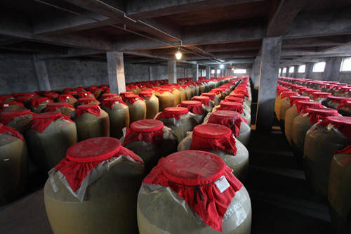 為什么醬香型白酒喝完后空杯留香持久？