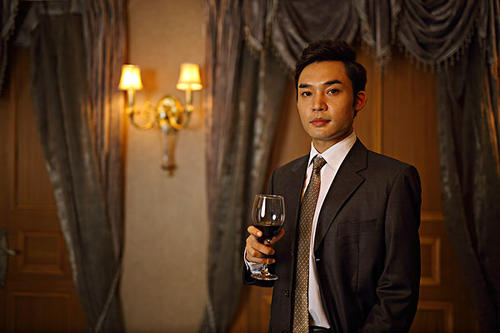 紅酒杯的正確持杯姿勢是怎樣的？如何正確的碰杯？