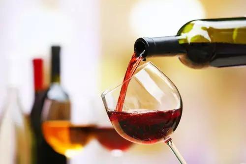 一瓶紅酒可以倒多少杯？一瓶紅酒可以倒五杯