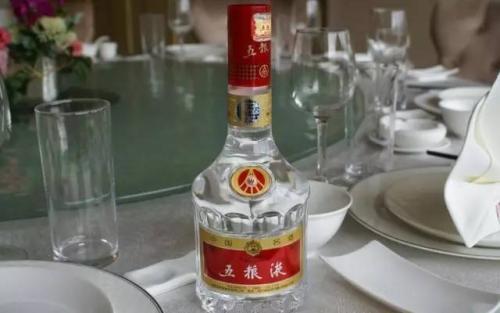 如何通過聞香來品評(píng)白酒呢？從聞香方法、聞香維度、香氣種類來