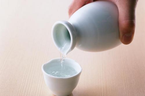 教你用一滴油分辨白酒的真?zhèn)?，以后看到這種白酒，可不要上當(dāng)