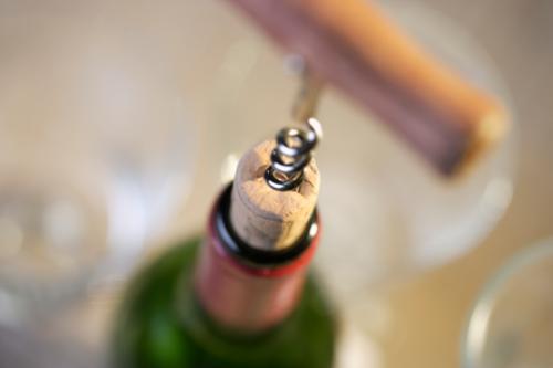 紅酒怎么開瓶塞？沒有開瓶器如何打開紅酒？