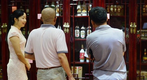 次新酒(廠家藏老酒）市場興起，對(duì)白酒是福，還是禍（惑）？