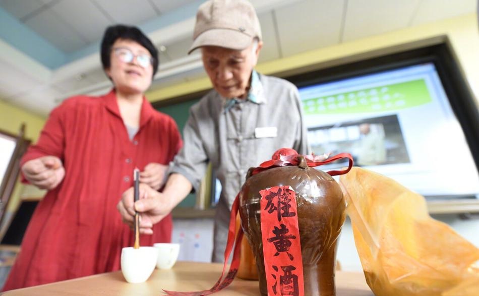 雄黃酒可以驅(qū)蛇嗎？雄黃酒驅(qū)蛇效果好嗎？