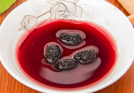 自釀的桑葚酒保質(zhì)期是多久？桑葚酒過期了還能喝嗎？