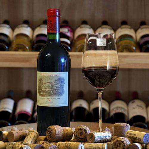 紅酒的名字是怎么取的？紅酒一般是根據(jù)什么命名的？