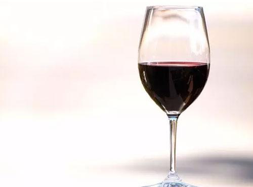 如何避免喝葡萄酒嘴巴變黑？為什么喝葡萄酒嘴巴會(huì)變黑？