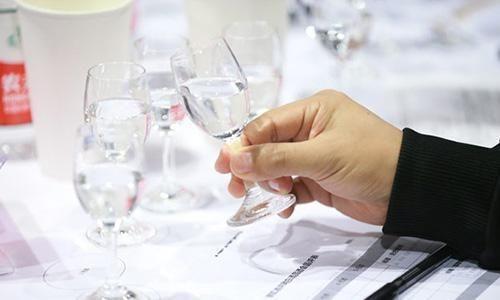 勾兌白酒怎么做？勾兌酒是合法的。