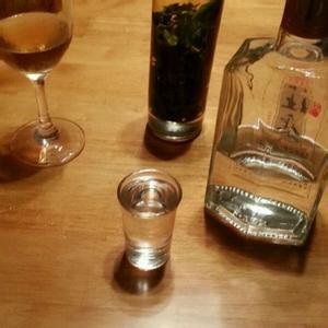 酒精過敏怎么引起的？酒精過敏吃什么緩解？