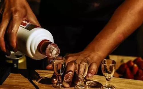 醬香酒是怎么釀出來(lái)的？如何鑒別醬香酒？