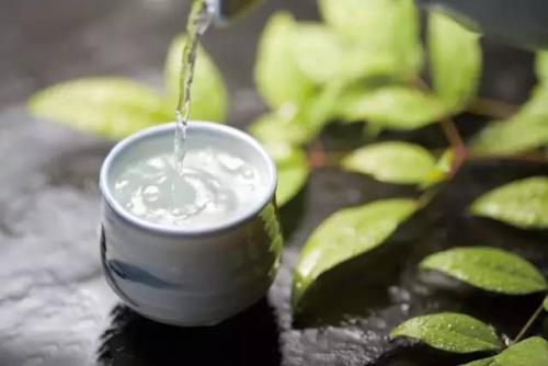 如何辨別白酒的優(yōu)劣？喝劣質(zhì)白酒有什么危害？